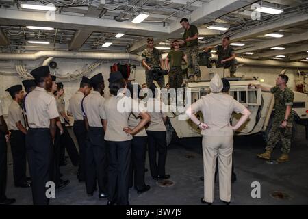 PORT EVERGLADES, Fla. - Marines spiegare il valore dell'Up-Armored Humvee per i membri della Comunità il 2 maggio 2017, durante il ventisettesimo flotta annuale Settimana Port Everglades. Quest'anno la settimana della flotta è maggio 1-7 e coinvolge non solo visite guidate di più navi entro la marina e la Guardia Costiera della flotta, ma anche di più i rapporti della comunità eventi da includere visite per le scuole, ospedali visite e altri impegni in tutta la zona circostante Port Everglades. Più di un centinaio di Marines con II Marine forza expeditionary fuori di Camp Lejeune, N.C., partecipano a eventi. (U.S. Marine Corps photo by SSgt. Reb Foto Stock