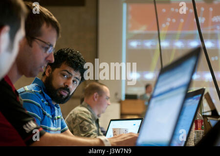 Membri della Air National Guard, l applicazione della legge e le agenzie di imprese tecnologiche partecipare all esercizio Cyber scudo 17 a Camp Williams, Utah, 2 maggio 2017. Esercizio Cyber scudo 17 è la sesta iterazione di questo esercizio e riunisce l'esercito Guardia nazionale, Air National Guard, U.S. La riserva di esercito e civili provenienti da aziende private, stato agenzie governative, agenzie federali, i partner del settore e del mondo accademico. (U.S. Esercito nazionale Guard photo by Staff Sgt. Matteo Ard) Foto Stock