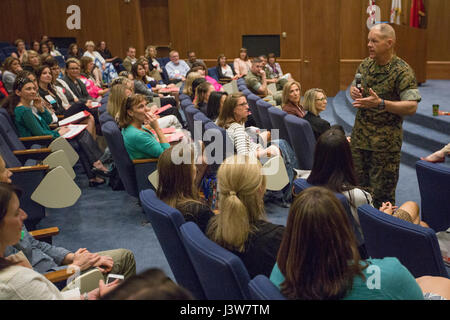 Il comandante del Marine Corps gen. Robert B. Neller e sua moglie D'Arcy Neller parlare ai coniugi che frequentano pietra angolare al Marine Corps University, Marine Corps base Quantico, Va., 3 maggio 2017. Neller ha parlato dell'importanza di sostenere il vostro coniuge così come ha risposto alle domande del pubblico. (U.S. Marine Corps foto di Cpl. Samantha K. Braun) Foto Stock