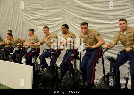 DAVIE, Fla. -- Marines, marinai e la costa guardie visita il Dolphings Training Camp in Davie, Fla., 3 maggio 2017. Essi sono stati invitati a fare un giro della struttura come parte della ventisettesima edizione della Settimana della flotta Port Everglades. Più di 1.500 membri del servizio partecipano alla Settimana della flotta. (U.S. Marine Corps photo by Staff Sgt. Rebekka S. Heite/rilasciato) Foto Stock