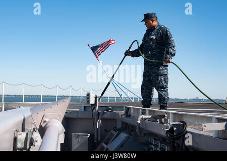 170503-N-KJ380-021 Norfolk, Virginia (3 maggio 2017) di aviazione di Boatswain Mate (manipolazione) Airman Alex Oros, da Los Angeles, pulisce il ponte di volo della portaerei USS Dwight D. Eisenhower CVN (69) (IKE). Ike è attualmente pier lato durante la fase di supporto della flotta ottimizzato il piano di risposta (OFRP). (U.S. Foto di Marina con marinaio Neo B. Greene III) Foto Stock