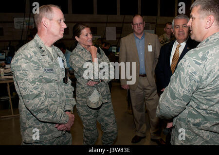 Il Mag. Gen. Don Dunbar, aiutante generale del Wisconsin Guardia Nazionale, il sig. Mark Michie, pensionato Brig. Gen. con la protezione e il Sig. David Cagigal, chief information officer di stato del Wisconsin, insieme con i principali leader e mission partners ascoltare un briefing durante la Cyber scudo 17 esercizio a Camp Williams, Utah, 3 maggio 2017. Cyber Shield è una guardia nazionale esercizio inteso a valutare i soldati, aviatori e personale civile su dei piani di risposta ai cyber incidenti verificatisi dal 24 aprile al 5 maggio 2017 presso il Camp Williams, Utah. (Wisconsin esercito nazionale Guard foto di: Staff Sgt. Matteo Ar Foto Stock