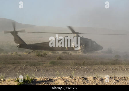 FORT IRWIN, California - Troopers di Assassin truppa, 1° Stormo, undicesimo Armored reggimento di cavalleria, exfil da un UH-60 Black Hawk elicottero durante il loro assalto su un obiettivo nei pressi del villaggio di Nur nel Centro Nazionale di Allenamento, 4 maggio 2017. Lo scopo di questa fase di rotazione NTC 17-06 sfidato il pugnale della brigata competenza nel difendere un obiettivo contro un ibrido-force composta di convenzionale e non convenzionale le forze. (U.S. Esercito foto di PFC. Austin Anyzeski, undicesimo ACR) Foto Stock