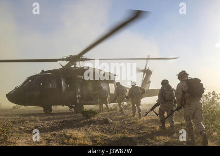 FORT IRWIN, California - Troopers di Assassin truppa, 1° Stormo, undicesimo Armored reggimento di cavalleria, caricare in un UH-60 Black Hawk elicottero a conclusione del loro assalto su un obiettivo controllato da elementi della seconda brigata corazzate contro la squadra, 1a divisione di fanteria, 4 maggio 2017 lo scopo di questa fase di rotazione NTC 17-06 sfidato il pugnale della brigata competenza nel difendere un obiettivo contro un ibrido-force composta di convenzionale e non convenzionale le forze. (U.S. Esercito foto di PFC. Austin Anyzeski, undicesimo ACR) Foto Stock