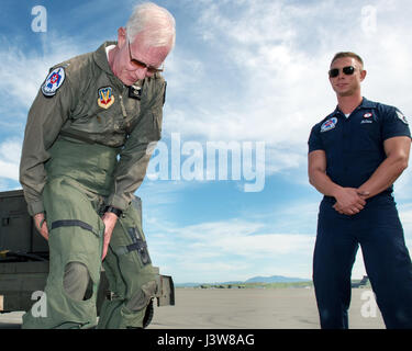 Ex pilota di linea Chesley "Sully" Sullenberger III mette sulla sua G-vestito prima del suo volo con la United States Air Force Thunderbirds a Travis Air Force Base in California, 4 maggio 2017. Sullenberger è un 1973 Air Force Academy laureati ed è meglio conosciuto per aver superato l'atterraggio di un aereo di linea paralizzata nel fiume Hudson salvando le vite di 155 passeggeri. (U.S. Air Force foto di Luigi Briscese) Foto Stock