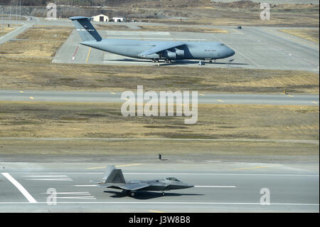 Un F-22 Raptor taxi dopo lo sbarco a la Flightline a base comune Elmendorf-Richardson, Alaska, durante l'esercizio bordo settentrionale 17, 3 maggio 2017. Il bordo settentrionale è l'Alaska premier formazione congiunta esercizio progettato per mettere in pratica le operazioni, le tecniche e le procedure nonché migliorare l'interoperabilità tra i servizi. Migliaia di partecipanti provenienti da tutti i servizi - aviatori, soldati, marinai, Marine e le coste guardie da active duty, Riserva e Guardia Nazionale di unità - sono coinvolti. (U.S. Air Force foto di Airman 1. Classe Javier Alvarez) Foto Stock