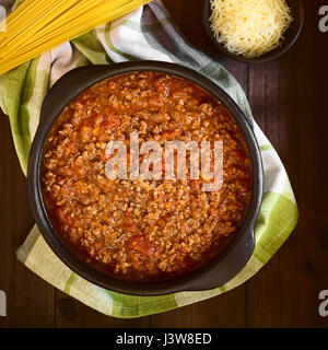 In casa bolognese salsa di pomodori freschi, cipolla, carota, aglio e macinato e servito in tazza rustico Foto Stock