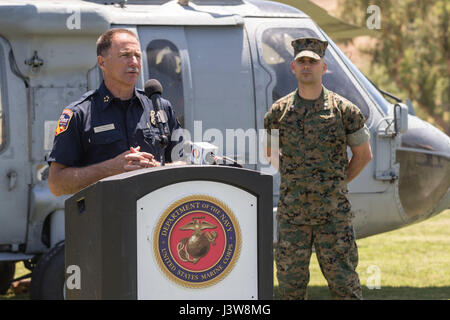 Il capo di Ken Pimlott, con CAL FIRE, indirizzi il pubblico durante il 2017 Wildland esercitazione antincendio (WLFFEX) presso il lago O'Neill su Camp Pendleton, California, 4 maggio 2017. WLFFEX è un annuale evento di formazione per esercitare la lotta antincendio sforzi da parte di aerei e di terra da assests Marine Corps impianti - West, Marine Corps base Camp Pendleton, 3 aeromobili Marina Wing, Navy Regione Sud Ovest, terza flotta, CAL FUOCO e San Diego County Sheriff's Department. (U.S. Marine Corps foto di Cpl. Brandon Martinez) Foto Stock