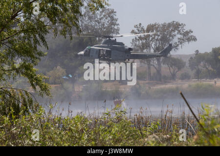 Stati Uniti Marine Corps UH-1Y Venom raccoglie l'acqua del lago durante il 2017 Wildland esercitazione antincendio (WLFFEX) presso il lago O'Neill su Camp Pendleton, California, 4 maggio 2017. Il WLFFEX è un annuale evento di formazione per esercitare la lotta antincendio sforzi da parte di aerei e di terra da assests Marine Corps impianti - West, Marine Corps base Camp Pendleton, 3 aeromobili Marina Wing, Navy Regione Sud Ovest, terza flotta, CAL FUOCO e San Diego County Sheriff's Department. (U.S. Marine Corps foto di Cpl. Brandon Martinez) Foto Stock