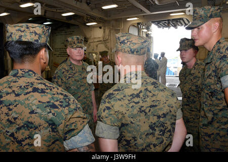 FORT LAUDERDALE, FLORIDA -- Il Mag. Gen. Walter L. Miller Jr. parla con Marines fornendo una visualizzazione statica di una miniera Resistant-Ambush veicolo protetto e un leggero blindato veicolo di ricognizione a bordo della USS New York durante la settimana della flotta Port Everglades Maggio 5, 2017. II Marine forza expeditionary leadership, Miller, Sgt. Il Mag. Richard D. la trebbiatrice e il comando Master Chief Russell W. Folley, hanno visitato la USS New York a causa di un gruppo di loro Marines e marinai sono a bordo di essa che partecipano nella settimana della flotta. Durante il suo tour Miller assicurato ha parlato per ogni Marine è venuto attraverso. Miller è il comando g Foto Stock