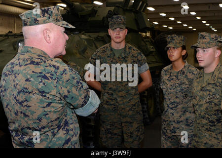 FORT LAUDERDALE, FLORIDA -- Il Mag. Gen. Walter L. Miller Jr. parla con Marines fornendo una visualizzazione statica di una miniera Resistant-Ambush veicolo protetto e un leggero blindato veicolo di ricognizione a bordo della USS New York durante la settimana della flotta Port Everglades Maggio 5, 2017. II Marine forza expeditionary leadership, Miller, Sgt. Il Mag. Richard D. la trebbiatrice e il comando Master Chief Russell W. Folley, hanno visitato la USS New York a causa di un gruppo di loro Marines e marinai sono a bordo di essa che partecipano nella settimana della flotta. Durante il suo tour Miller assicurato ha parlato per ogni Marine è venuto attraverso. Miller è il comando g Foto Stock