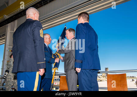 Gov. John Hickenlooper, sinistra, affida il comando del Colorado National Guard NEGLI STATI UNITI. Air Force Il Mag. Gen. Michael A. Loh, a destra la xliii aiutante di Colorado, durante un cambio del comando cerimonia del 5 maggio 2017, a Buckley Air Force Base, Colo. U.S. Air Force Il Mag. Gen. H. Michael Edwards, la XLII aiutante generale del Colorado, estrema sinistra, E DEGLI STATI UNITI Army Sgt. Il Mag. Bill Woods, estrema destra, osservare. (U.S. Air National Guard foto di Senior Master Sgt. John Rohrer) Foto Stock