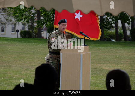 KAISERSLAUTERN, Germania - riserva di esercito di Brig. Gen. Steven W. Ainsworth, comandante generale, settima missione il supporto comando permette il commento durante il settimo MSC Assistenza Medica Unit-Europe modifica del comando cerimonia su Daenner Kaserne, 6 maggio 2017. La riserva di esercito Col. Daniel F. Böhmer, commander, medico di unità di supporto - Europa, 7 MSC ha assunto il comando dalla riserva di esercito Col. Bidemi Y. Olaniyi-Leyimu, MSU-E, 7 MSC. La MSU-E è un esercito di unità di riserva sotto il comando del settimo MSC, che ha soldati con 29 specialità mediche plus professionisti amministrativi. Foto Stock