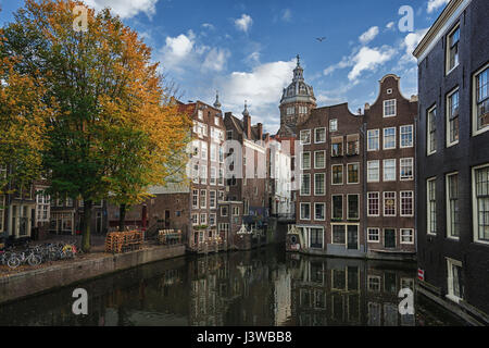 La canal case lungo la giunzione dei canali Oudezijds Voorburgwal e Oudezijds Achterburgwal nel vecchio centro di Amsterdam Foto Stock