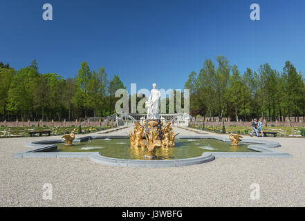 Laghetto ornamentale decorativo con le sculture greche in olandese giardino barocco del Loo Palace Foto Stock