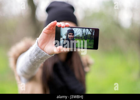 Giovane prende un selfie Foto Stock