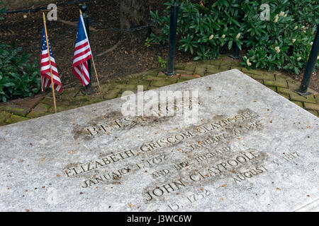 La tomba di Betsy Ross, che cucito i degli Stati Uniti primo flag, presso la storica Casa di Betsy Ross, Philadelphia, Pennsylvania. Foto Stock