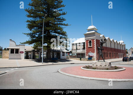 Fremantle ovale ticket booth edificio con il vecchio edificio in mattoni, sport statua, e intorno a carreggiata in Fremantle, Western Australia. Foto Stock