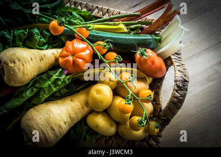 Vari ortaggi freschi alimenti fonte di nutrizione Ingredienti Pomodori pastinaca patate ingredienti per la cottura Foto Stock