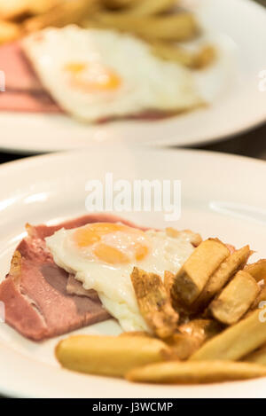 Gli alimenti preparati da uno chef di cucina pasto preparazione alimentare Ristorante industria alimentare Prosciutto Cotto uovo patatine fritte Foto Stock