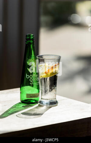 Verde bottiglia di acqua frizzante lâ Elderflower Brands Logo bevanda rinfrescante bicchiere bevanda estiva ristoro Foto Stock