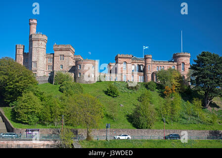 Inverness Castle in alto sopra il fiume Ness nel Altopiano della capitale. Foto Stock