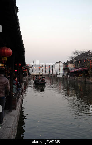 Le imbarcazioni turistiche sui canali di acqua di Xitang cittadina in provincia di Zhejiang, Cina, febbraio 20, 2016. Foto Stock