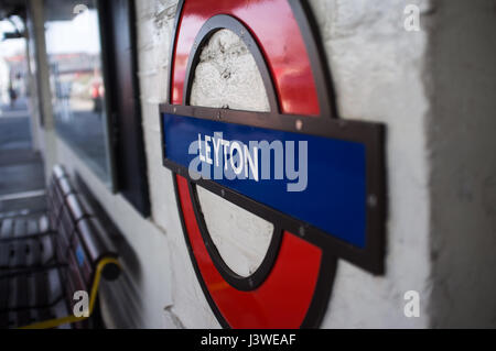 Vista del London Underground roundel segno su Leyton banchina della stazione. Foto Stock