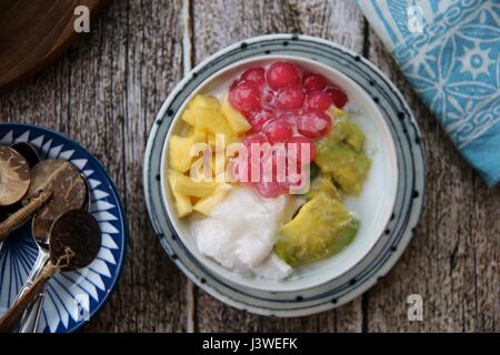 Es Oyen, dessert ghiacciato di sago perle di tapioca, jackfruit, noce di cocco e avocado in dolce di latte di cocco Foto Stock