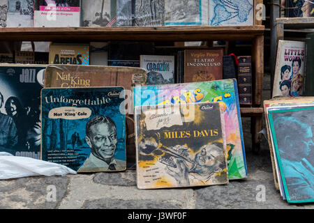 Aria aperta luogo di mercato di seconda mano libri, poster e dischi in vinile in Plaza de Armas, Havana la piazza più antica. Foto Stock