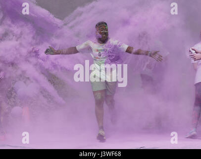 Un runner prende parte all'annuale Kendal Color Dash, 5km divertente correre in aiuto di St John's Hospice di Kirkbie Kendal School di Kendal, Cumbria. Foto Stock