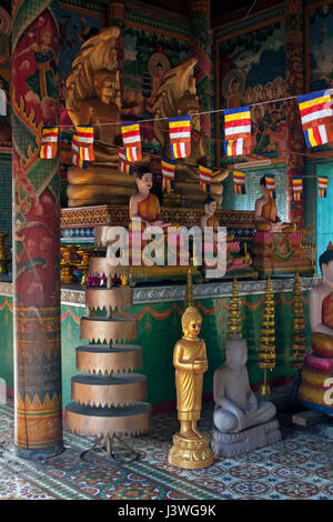 L'interno di una pagoda è decorato con le bandiere durante una nuova Khmer anno celebrazione nel villaggio di Chork, Khmum Tboung Provincia, in Cambogia. Foto Stock