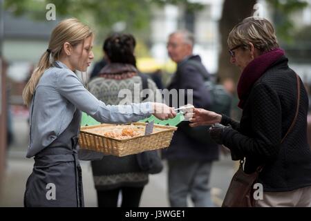 Le paste sono consegnati agli elettori francesi che si preparano a votare per le elezioni presidenziali in corrispondenza di una stazione di polling a Lycee Francais Charles de Gaulle a South Kensington, Londra. Foto Stock