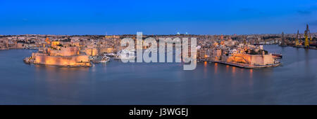 Panorama delle tre città (Birgu, Senglea e Cospicua) da Upper Barrakka Gardens in serata, Malta Foto Stock