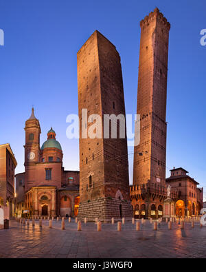 Due Torri e la Chiesa di San Bartolomeo di mattina, Bologna, Emilia Romagna, Italia Foto Stock