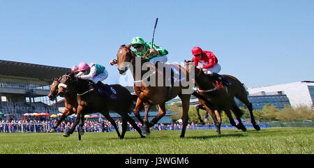 Taglio personalizzato cavalcato da Daniel Tudhope vince il Ard Glen costruzione Ametista picchetti a Leopardstown Racecourse. Foto Stock