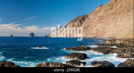 Scoglio lavico, parzialmente sommerso colonnari di raccordare le lave e il mare di pile di Roques de Salmor da Las Puntas, El Hierro, Isole Canarie Foto Stock