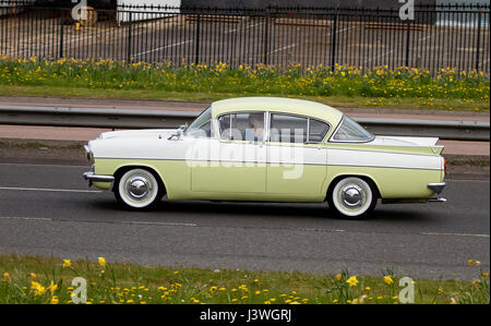 Uno dei primi anni sessanta vintage Vauxhall Cresta automobile che viaggia lungo il Kingsway West a doppia carreggiata a Dundee, Regno Unito Foto Stock