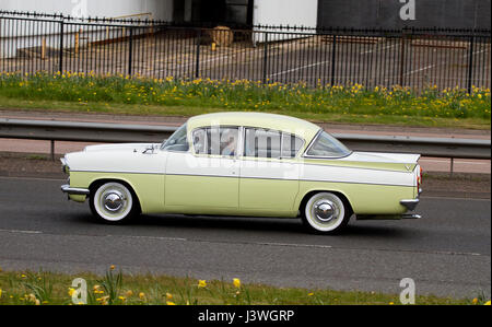 Uno dei primi anni sessanta vintage Vauxhall Cresta automobile che viaggia lungo il Kingsway West a doppia carreggiata a Dundee, Regno Unito Foto Stock