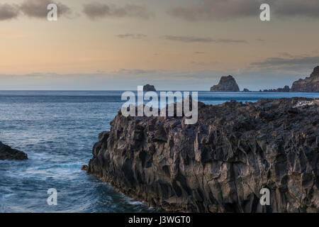 Colonnari di raccordare le lave e il mare di pile di Roques de Salmor, Las Puntas, El Hierro, Isole Canarie Foto Stock