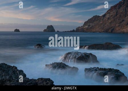 Colonnari di raccordare le lave e il mare di pile di Roques de Salmor, Las Puntas, El Hierro, Isole Canarie Foto Stock