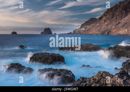 Colonnari di raccordare le lave e il mare di pile di Roques de Salmor, Las Puntas, El Hierro, Isole Canarie Foto Stock