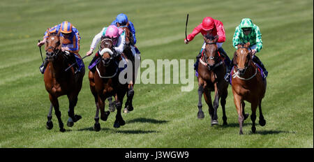 Taglio personalizzato (a destra) cavalcato da Daniel Tudhope vince il Ard Glen costruzione Ametista picchetti a Leopardstown Racecourse. Foto Stock