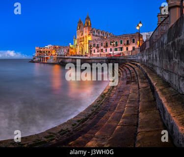 La chiesa di Nostra Signora del Monte Carmelo e della baia di Balluta in Saint Julien, Malta Foto Stock