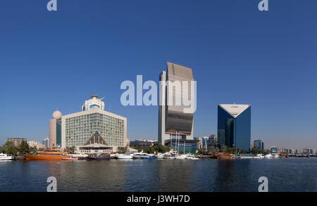 Skyline di Dubai come visto dal Torrente di Dubai Emirati Arabi Uniti, 6 gennaio 2017 Foto Stock