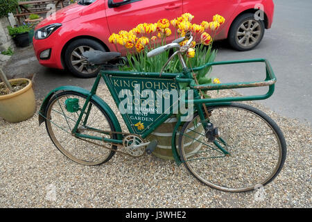 Una vecchia bicicletta usata a un annuncio pubblicitario per il Re John's Hunting Lodge sale da tè in Lacock, Wiltshire, Regno Unito. Foto Stock