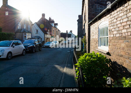 Barrow Street a Much Wenlock, Shropshire, Regno Unito, in una giornata di sole. Foto Stock