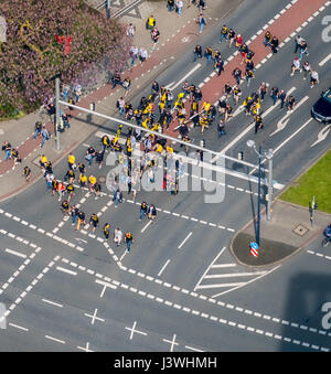 BVB ventole sul modo di Stadion, intersezione Hohe Strasse, Südwall, Hiltropwall e Hansastraße, Dortmund, la zona della Ruhr, Renania settentrionale-Vestfalia, Germania, Foto Stock