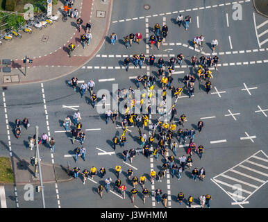 BVB ventole sul modo di Stadion, intersezione Hohe Strasse, Südwall, Hiltropwall e Hansastraße, Dortmund, la zona della Ruhr, Renania settentrionale-Vestfalia, Germania, Foto Stock