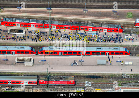 BVB fan sulla stazione ferroviaria S-Bahn, Dortmund stazione principale, rosso S-Bahn, Dortmund, la zona della Ruhr, Renania settentrionale-Vestfalia, Germania,BVB-Fans auf dem S-Bahnbahnste Foto Stock